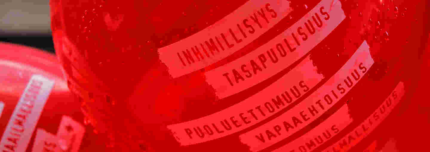 Punaisessa ilmapallossa lukee allekkain kaikki Punaisen Ristin periaatteet.