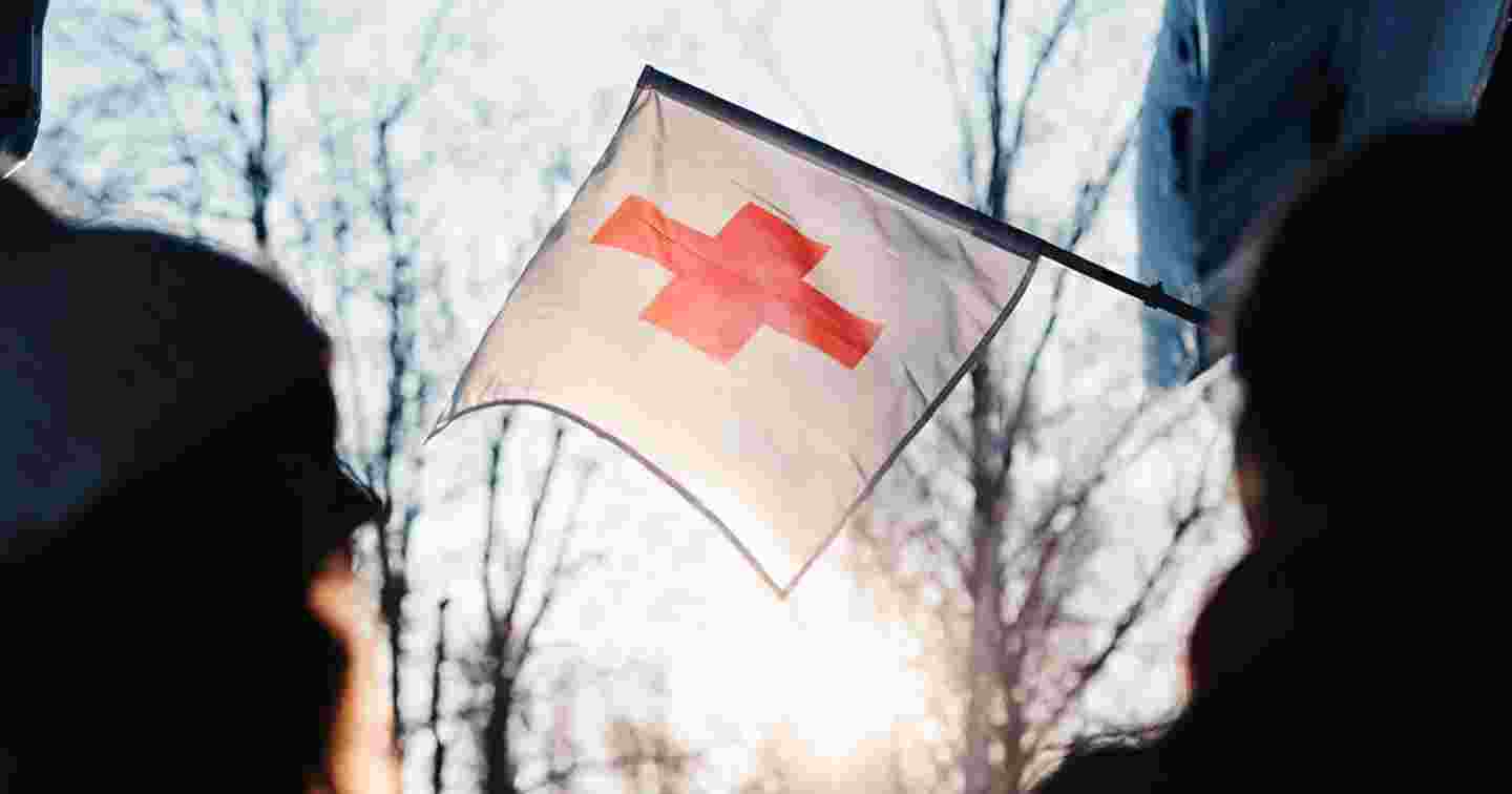 Punaisen Ristin lippu Nuorten turvatalon edustalla.