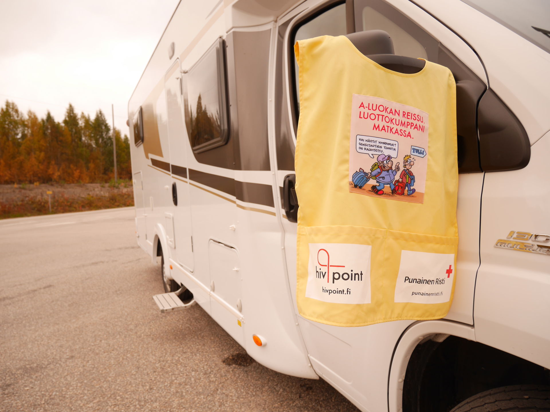 Turvaseksipartion liivi matkailuauton sivupeiliin ripustettuna.
