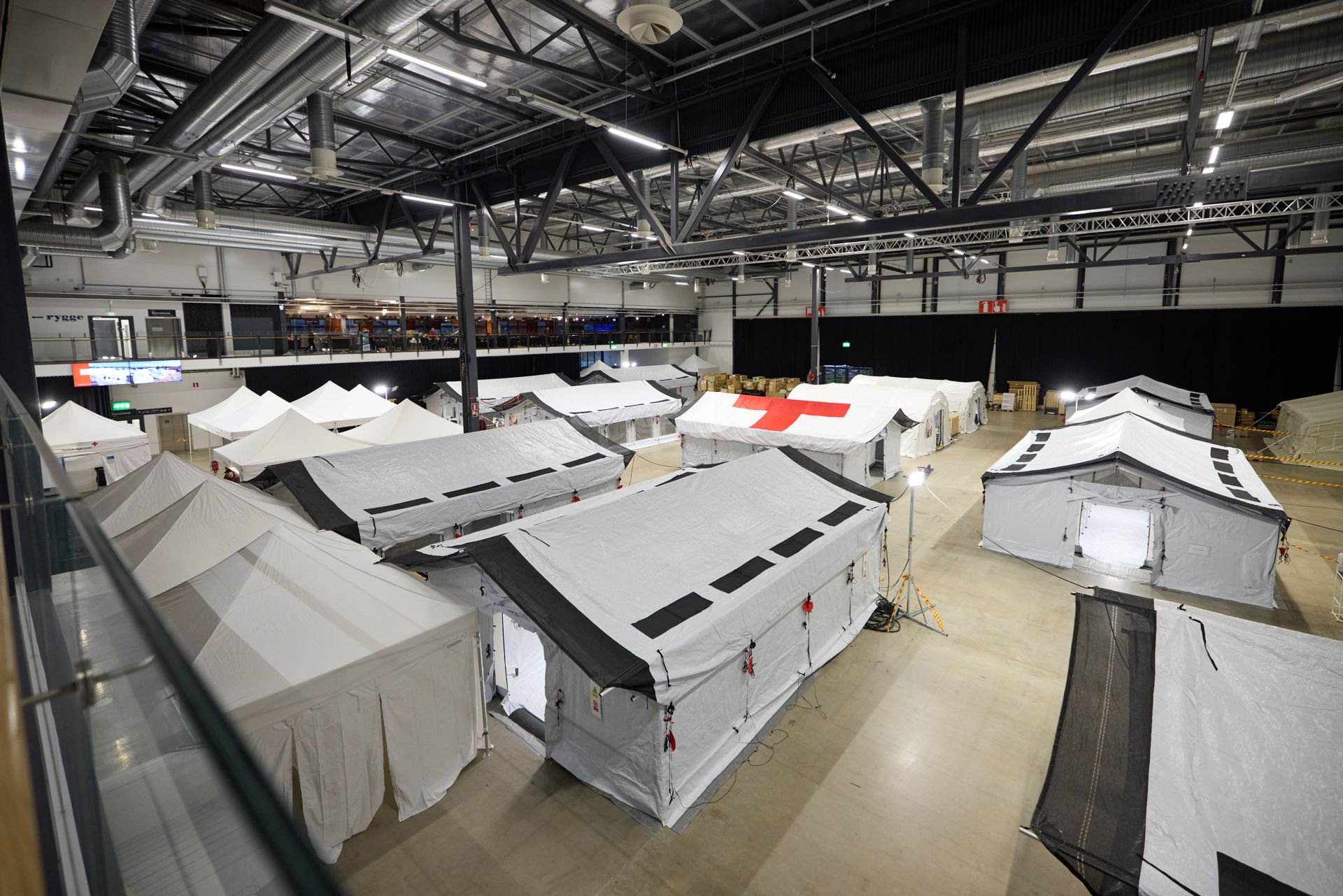 Seminaarin yhteydessä vieraat pääsivät myös tutustumaan kenttäsairaalakokonaisuuteen, johon kuuluu yli 20 telttaa.
⁣