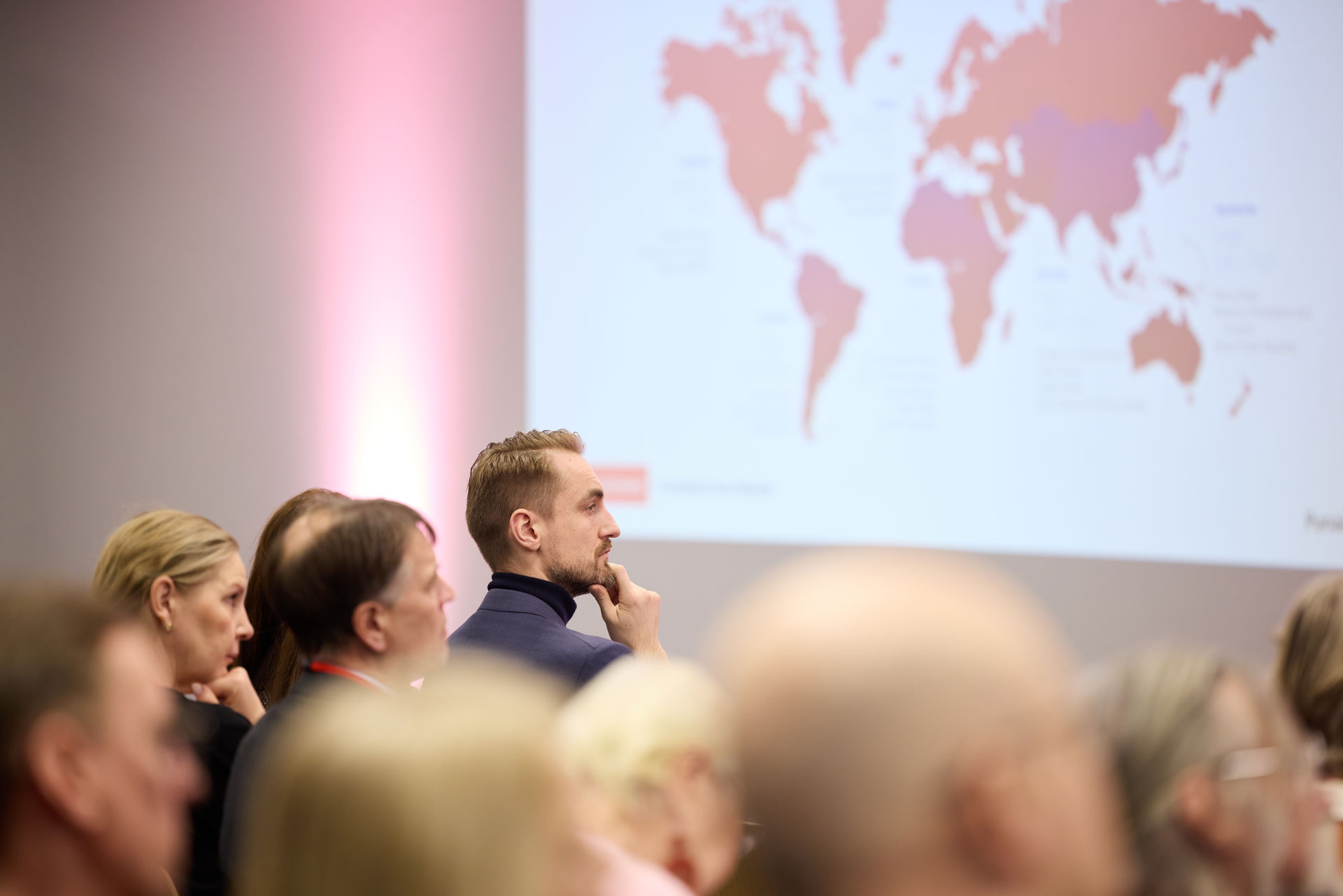 Seminaarissa kuultiin kiinnostavia puheenvuoroja kriiseihin varautumisesta eri alojen asiantuntijoilta. Kuvassa Suomen Punaisen Ristin pääsihteeri Eero Rämö.