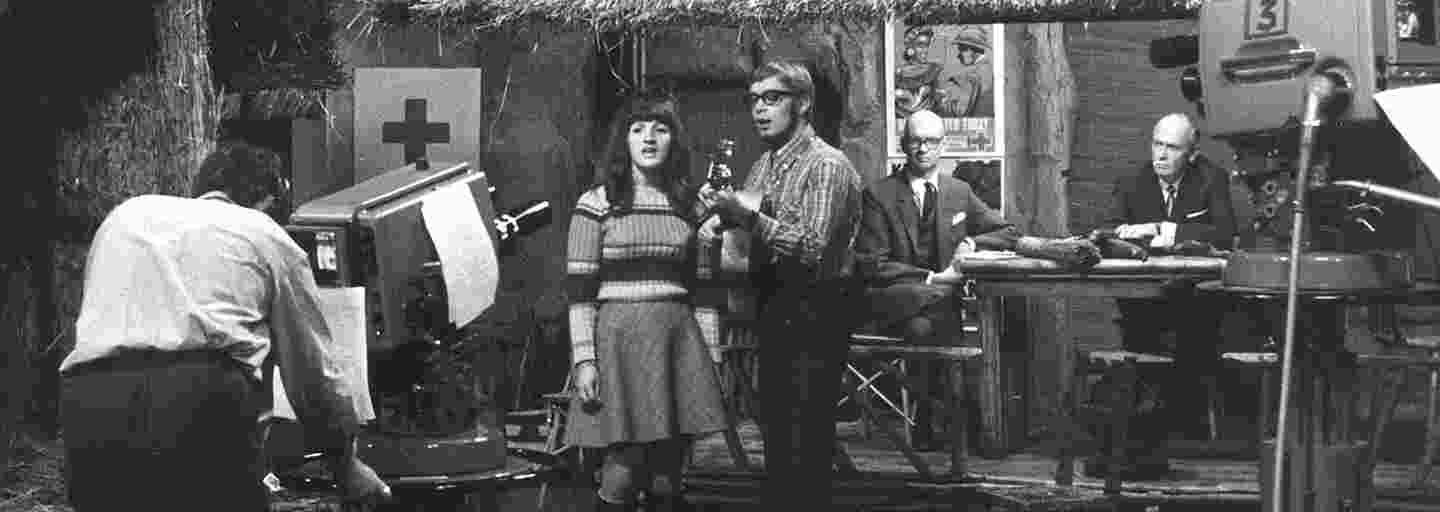 Tv-kamera kuvaa laulavaa naista ja miestä Ylen Safari-ohjelman kuvauksissa vuodelta 1967.